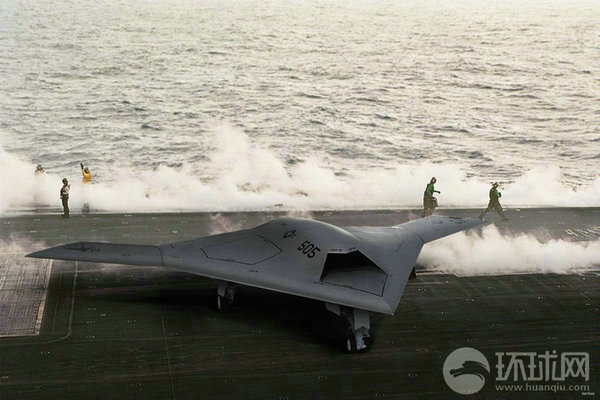 資料圖：X-47B無人機在林肯號航母上進行系統(tǒng)連接測試。