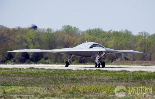 資料圖：X-47B無人機(jī)進(jìn)行飛行測試。