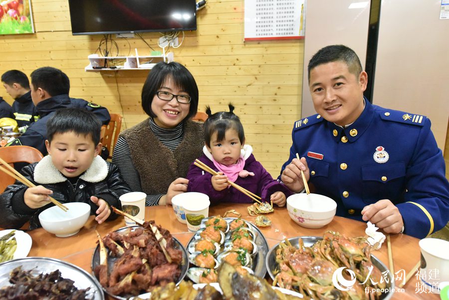 賴建華的妻兒是春運(yùn)的逆行者，今年過年來到大隊(duì)和他一起過年。 余杉芳攝