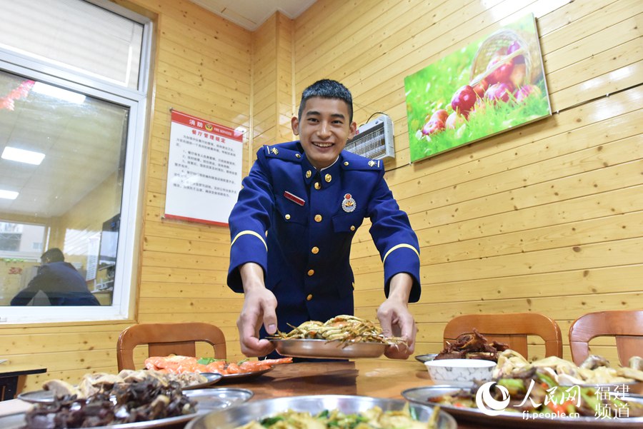 年夜飯不乏螃蟹這樣的海鮮。 余杉芳攝