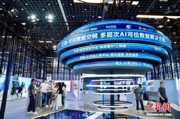 7月3日，2024全球數(shù)字經(jīng)濟(jì)大會(huì)數(shù)字經(jīng)濟(jì)沉浸式體驗(yàn)區(qū)及新技術(shù)、新產(chǎn)品發(fā)布區(qū)吸引參觀者。<a target='_blank' href='/'>中新社</a>記者 陳芳婷 攝