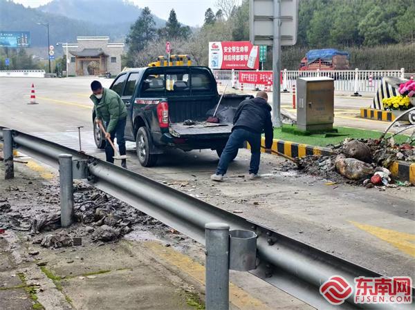 責令貨運企業(yè)清理路面遺灑垃圾.jpg