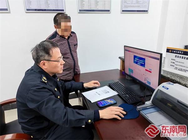 執(zhí)法員指導司機網上換證.jpg
