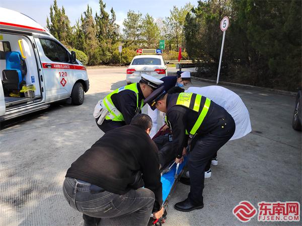 合力將患者送上救護(hù)車(chē).jpg