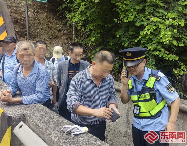 協(xié)助司機撥打12122報警.jpg