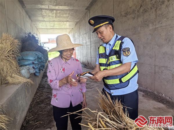 執(zhí)法員向村民宣傳公路保護知識.jpg
