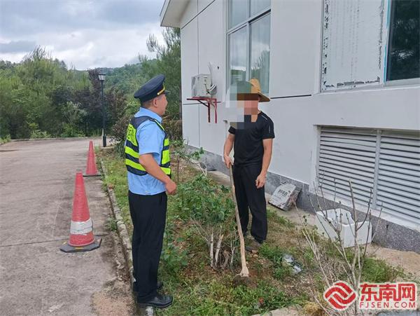 執(zhí)法員向當(dāng)事人普法宣傳并糾正違法行為.jpg