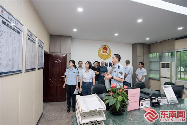 參觀執(zhí)法辦案場(chǎng)所.jpg 參觀執(zhí)法辦案場(chǎng)所.jpg
