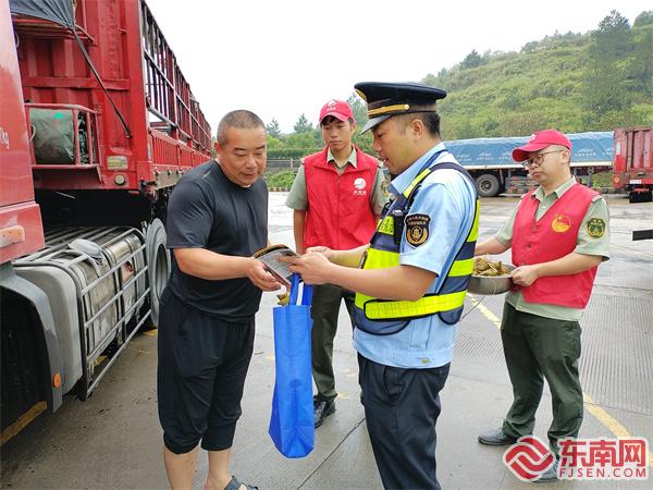工作人員送上粽子并現(xiàn)場普法_副本.jpg