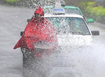 “蘇拉”帶來大暴雨 福州市區(qū)部分路段積水成患