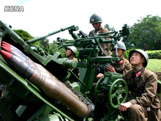 資料圖：當(dāng)?shù)貢r間2012年8月23日，朝中社公布了朝鮮士兵進行強化戰(zhàn)斗訓(xùn)練的圖片。