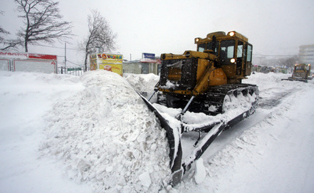 鏟車在清理俄羅斯道路上的積雪。