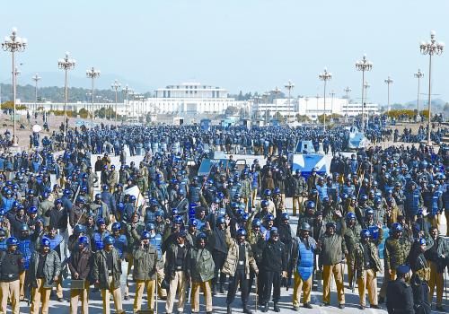 15日上午，大批警察在巴基斯坦首都伊斯蘭堡總統(tǒng)府前警戒。