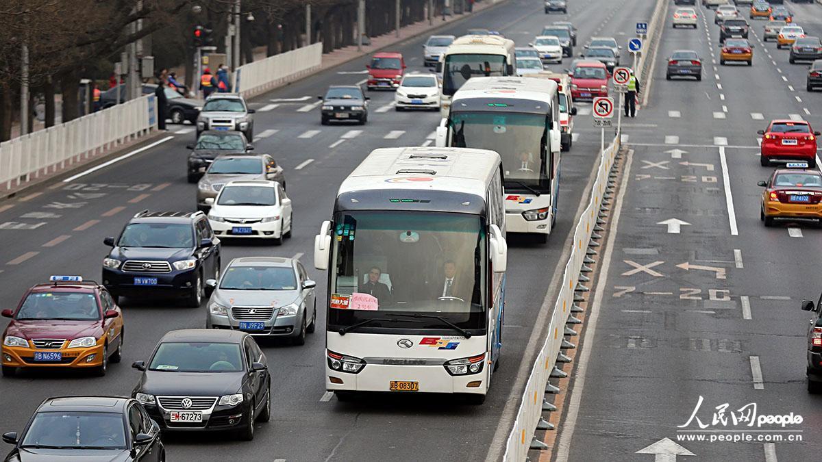 沒有封路及警車帶道，重慶代表團(tuán)接送車有序通過長安街。吉羽/攝影