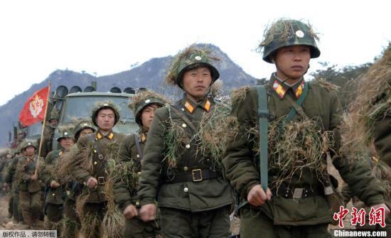 當(dāng)?shù)貢r(shí)間3月11日，朝鮮《勞動(dòng)新聞》刊登大量朝鮮士兵緊張訓(xùn)練的圖片，反制韓美兩國于當(dāng)天啟動(dòng)的代號(hào)為“關(guān)鍵決斷”的聯(lián)合軍演，振奮朝鮮國內(nèi)士氣。