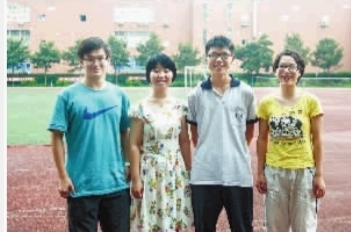 長郡中學(xué)，易楷寧（左一）、唐嘉（左二）、曾宇（左三）、朱佳怡（右一）高考（理科）分?jǐn)?shù)都在690分以上。 記者 羅智文 攝
