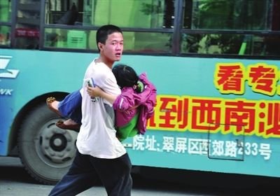 6月7日，黃子恒火速將肚子疼的小苗送上車。（資料圖片）