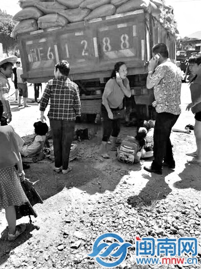 大貨車突然竄出車道，孩子被撞倒