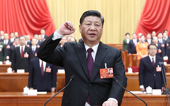 新當選的國家主席、中央軍委主席習近平進行憲法宣誓