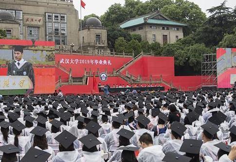 （社會）（2）武漢大學(xué)舉行畢業(yè)典禮