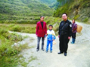 9歲山里娃想看海龜自帶干糧徒步13小時后迷路