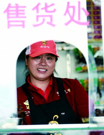 女老板為店員設特殊店規(guī)：撿到東西必須交還失主