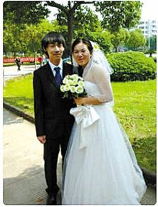 寧波大學科技學院兩同學畢業(yè)證結婚證一起領。 圖片來源：寧波日報