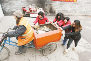 　■熱心人士幫大媽推車。 　