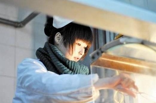 華中師大東二食堂的一名22歲女服務(wù)員則因外貌清純似10余歲的少女，周邊高校大學(xué)生稱為“華師萌廚娘”。