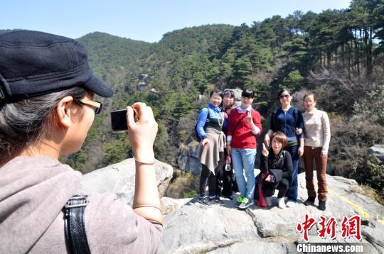 3月8日，廬山陽光明媚，春意盎然，該山連續(xù)十年在“三八國際婦女節(jié)”對女性游客免費(fèi)?！±钪覗|　攝