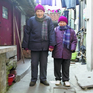 2011年1月10日，張木成和徐東英在金橋橫街住處。早報(bào)記者拍攝的該圖近期在微博上熱傳。許海峰 早報(bào)資料