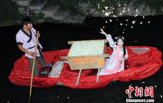 福建漢服愛(ài)好者七夕夜舉行傳統(tǒng)祭星乞巧儀式