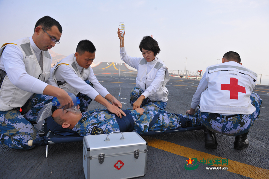 遼寧艦女艦員任穎琦參加戰(zhàn)傷救護演練。本網(wǎng)通訊員 張凱 攝