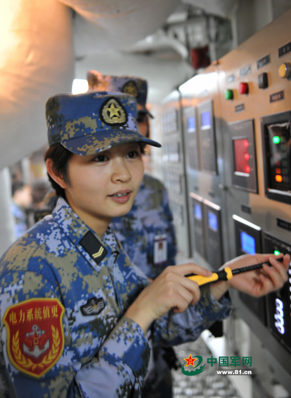 電工女艦員檢查設備。本網通訊員 王松岐 攝