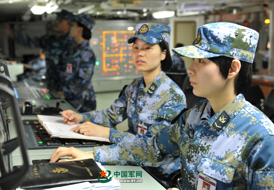 女艦員在機電集控室里值班。本網(wǎng)通訊員 王松岐 攝