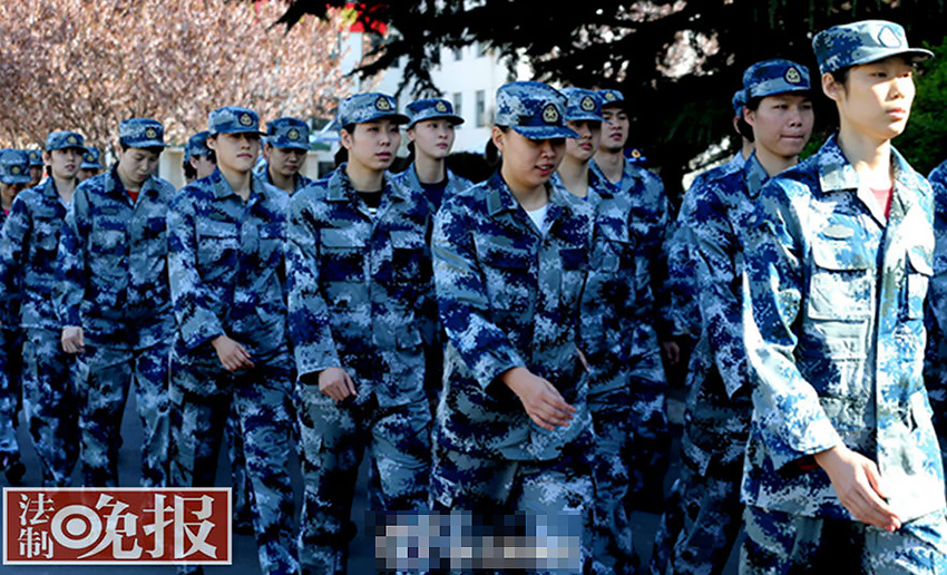 圖為女排姑娘在空軍訓(xùn)練基地進行軍訓(xùn)。