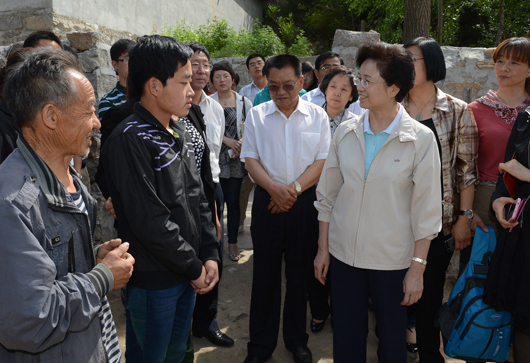 宋秀巖在白石口村深入農(nóng)戶慰問貧困兒童，了解孩子學(xué)習(xí)生活情況，鼓勵孩子自強奮進。記者 徐建軍 攝