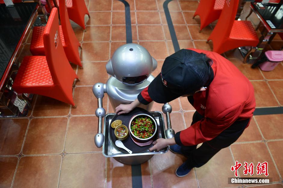 成都首家機器人餐廳開業(yè) 引美女食客嘗鮮