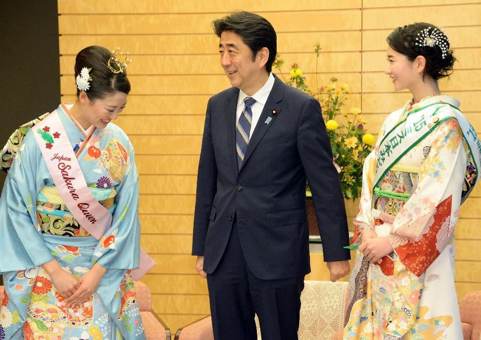 安倍接見日本櫻花女王、綠色女神