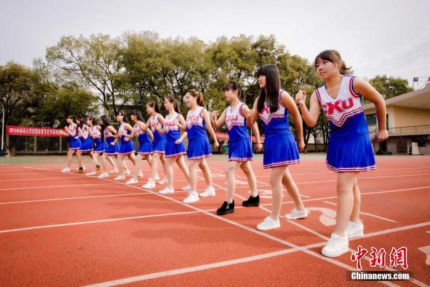 南華大學啦啦隊宣傳照走紅　“女神”展青春活力