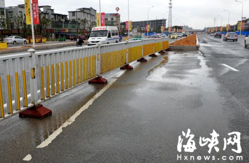 女司機按路面標線行駛撞花圃　后車躲避不及追尾