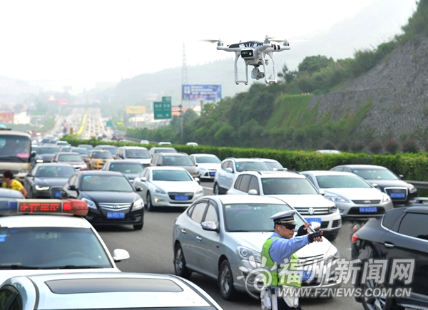 女司機(jī)遇爆胎站快車(chē)道求助　17輛車(chē)搶行應(yīng)急車(chē)道挨罰