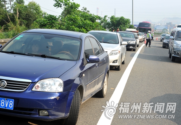 女司機(jī)遇爆胎站快車(chē)道求助　17輛車(chē)搶行應(yīng)急車(chē)道挨罰