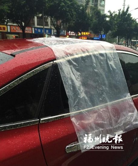 女子忘關車窗后暴雨來襲　好心人用塑料膜蓋住車