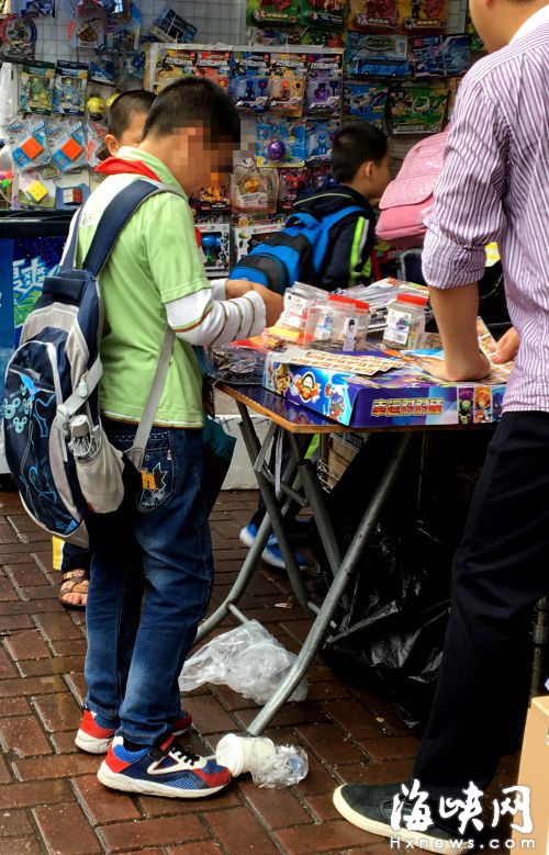 文具店內(nèi)，小學(xué)生扎堆買山寨“彩票”