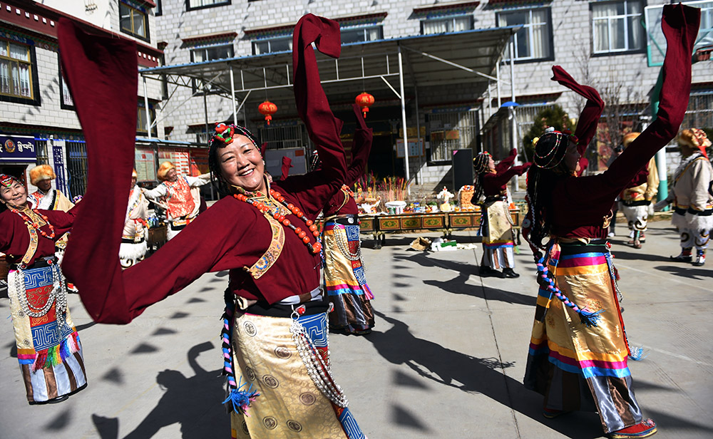 2月27日，拉薩市城關(guān)區(qū)阿壩林卡社區(qū)老年文藝隊表演舞蹈。