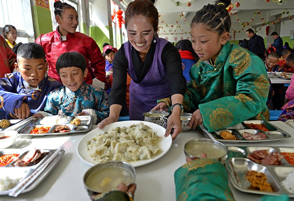 2月27日，在西藏自治區(qū)兒童福利院，老師端上熱騰騰的水餃，歡慶藏歷新年。