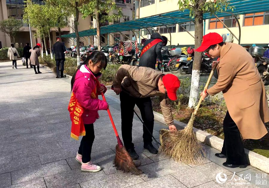   “學雷鋒”：邵武市通泰街道三里亭社區(qū)等舉辦“弘揚雷鋒精神 爭做時代新人”活動。楊若涵攝