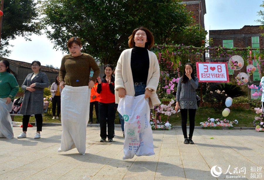  “迎三八”：泉州市泉港區(qū)的女干部在開展戶外拓展活動。林弘梫攝